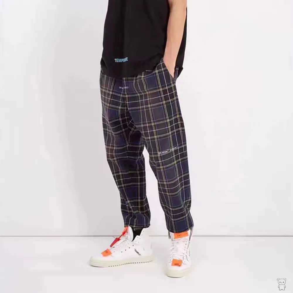 ♻️💯Refer to the model picture for the upper body❤️ The top tested version OFF-WHITE OW blue plaid trousers for men and women, the same style pure cotton loose sweatpants for male and female couples. 380g heavy-woven woven pure cotton fabric, printed on cloth, the logo of the finished product appears randomly, each piece is different, the warp and weft lines are obvious, and the LOGO is clear. Size xs-L Color: Black Size chart (The waistline is elastic and can be enlarged) P:360